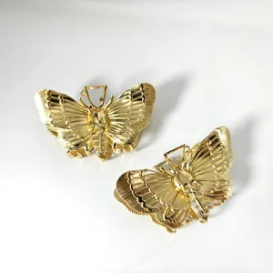 Gouden metalen vlinder haarclip met fijne textuur en prachtige details voor dagelijks gebruik.