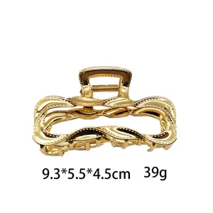 Pinza para el cabello dorada de metal con diseño hueco irregular muy elegante.