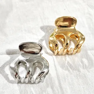 Minimalistische Metall-Haarklammern im Set in Gold und Silber fuer elegante Alltagsfrisuren.