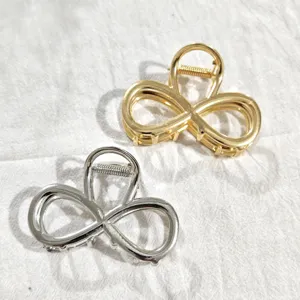 Nahaufnahme geometrischer Metall-Haarklammern in Gold und Silber, schlichtes Design.