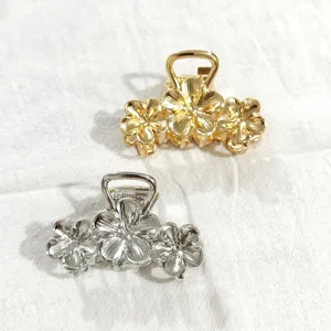 Metallische Blumen-Haarklammern in Gold und Silber, elegantes Haarstyling-Accessoire.