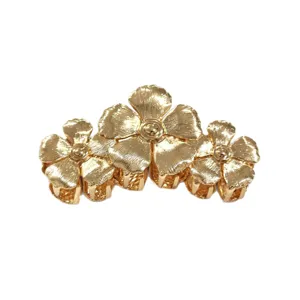 Goldfarbene metallische Blumen Haarklammer elegante Hochsteckfrisur Mode Haarschmuck Alltag