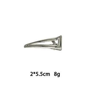 Nahansicht Detail des minimalistischen dreieckigen Metall-Haarclips aus Legierung.