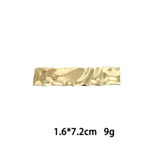 Goldfarbene Legierung Haarklammer mit strukturierter Oberfläche, schicke Haarspange für Damen.