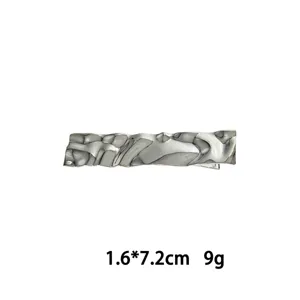 Nahaufnahme des unregelmäßigen Metall-Haarclips, der ein einzigartiges Lavatektur-Design zeigt.