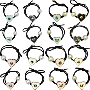 Minimalistische haarrekkers met schattige hart parel hangertjes, elastische zwarte haarbanden, chic.