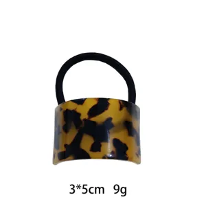 Stijlvolle haarelastiek met ovaal acetaat ornament in schildpadlook. Ideaal voor dagelijks haar.