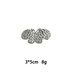 Silberfarbene Schmetterling Haarspange Detailansicht, strukturierte Flügel, 3x5cm.