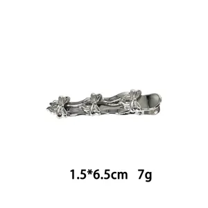 Detailaufnahme silberne Legierung Haarklammer mit Schleife Dekoration, 1,5x6,5cm, 7g Gewicht.