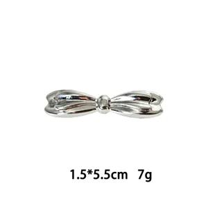Detailaufnahme der silbernen Metallschleife Haarnadel, kompakte Größe 1.5x5.5cm, 7g leicht.