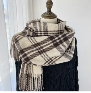 Écharpe à carreaux beige et marron classique avec franges, châle d'hiver confortable.