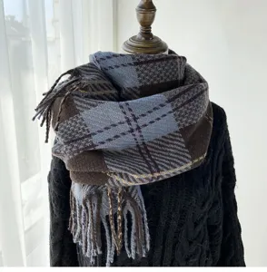 Écharpe à franges à carreaux bleu et marron d'hiver, détail en tricot doux et chaud.