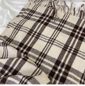 Écharpe d'hiver classique à carreaux avec franges douces pour un confort chaleureux.