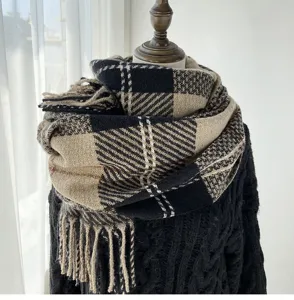 Gros plan détaillé d'une écharpe à franges à carreaux d'hiver épaisse et confortable.