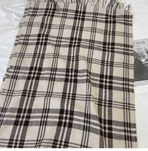 Écharpe classique à carreaux style cachemire avec franges, accessoire chaud d'hiver.