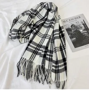 Echarpe a carreaux noir et blanc classique avec franges, douce pour femmes.