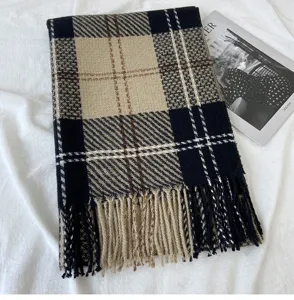 Écharpe d'hiver classique à carreaux noirs et beiges avec franges douces et chaudes.