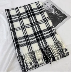 Écharpe à carreaux noire et blanche classique à franges pour femme, doux châle d'hiver.