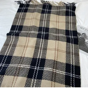 Écharpe d'hiver à carreaux noirs et beiges avec franges élégantes, douce et chaude.