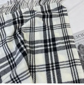 Écharpe à carreaux noire et blanche classique pour femme, châle doux imitation cachemire pour l'hiver.