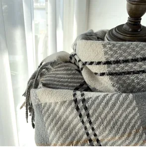 Écharpe d'hiver grise et confortable avec franges, châle à carreaux chaud et doux.