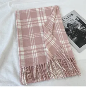 Confortable écharpe rose à carreaux avec franges pour femmes, cache-cou d'hiver et élégant châle.