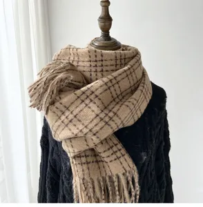 Écharpe à carreaux classique pour femme, foulard à franges chaud et douillet, élégante.
