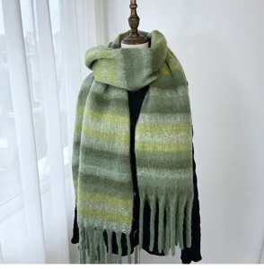 Détail d'écharpe à franges à carreaux verts, style mohair doux hiver, accessoire chaud.