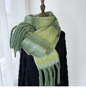 Détail écharpe mohair carreaux vert jaune, châle franges hiver toucher cachemire doux moelleux.