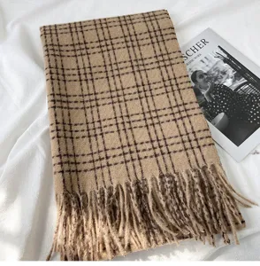Écharpe d'hiver douillette à motif écossais et franges, design tendance pour temps froid.