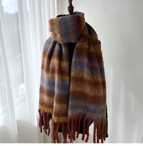 Vue détaillée de l'écharpe écossaise en mohair pour femme, douce et chaude avec franges.