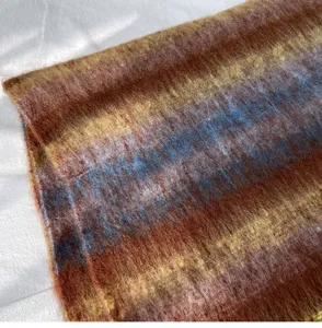 Écharpe d'hiver douce en mohair pour femme, motif à carreaux et franges, vue détaillée.