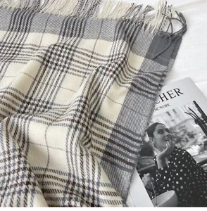 Sciarpa a quadri classica con frange morbide, dettaglio in tessuto texturizzato donna.
