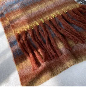 Écharpe en mohair à carreaux brossés confortable avec franges épaisses pour automne et hiver.