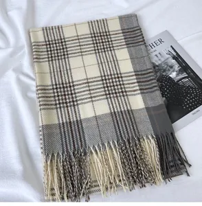 Morbida e calda sciarpa a quadri da donna, elegante foulard con frange per inverno.