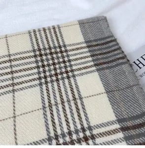 Sciarpa invernale a quadri classica beige e marrone, tessuto morbido caldo alla moda per donna.