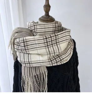 Elegante sciarpa con napphe a quadri beige da donna, dettaglio caldo invernale.