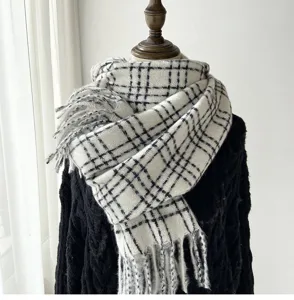 Écharpe d'hiver classique à carreaux noirs et blancs avec franges, accessoire tricoté.