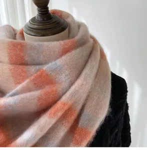 Écharpe douillette en mohair à carreaux, détail doux et chaud pour châle de femme.