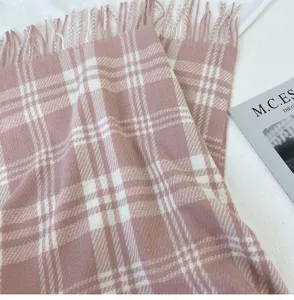 Écharpe d'hiver douillette à carreaux rose avec de jolies franges. Accessoire chaud.
