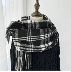 Écharpe à carreaux noir et blanc effet cachemire avec franges, accessoire d'hiver doux.