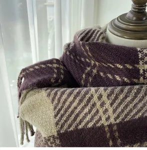 Vue rapprochée d'écharpe en tricot à carreaux pour femme avec franges pour l'hiver.
