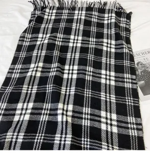 Écharpe à motif écossais noir et blanc avec franges, châle d'hiver doux pour femmes.