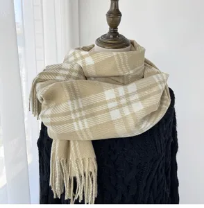 Écharpe classique à carreaux beiges en imitation cachemire pour femme avec de jolies franges.