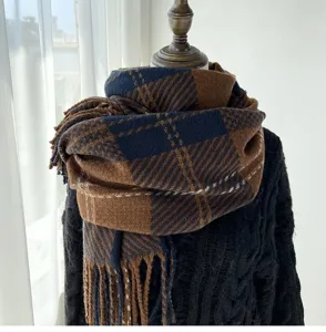 Écharpe d'hiver douillette à franges, châle chaud à carreaux pour femmes, accessoire élégant.