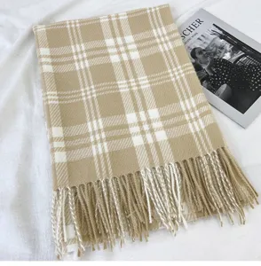 Écharpe d'hiver classique à carreaux beige pour femmes, châle à franges douillet et tour de cou.