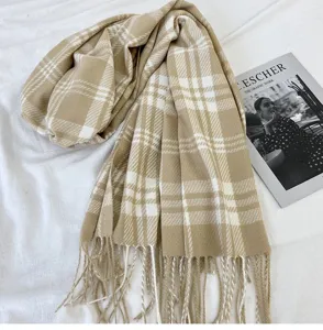 Écharpe d'hiver classique à carreaux beige avec franges, douce imitation cachemire.