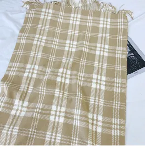 Écharpe à carreaux effet cachemire avec franges en hiver, design beige et blanc pour femmes.