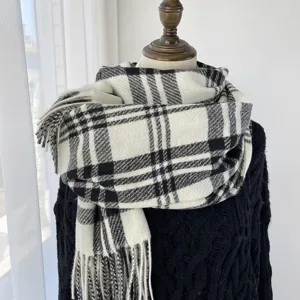 Écharpe à carreaux classique noire et blanche pour femme, châle douillet à franges et écharpe chaude.