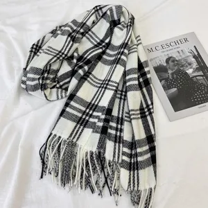 Écharpe à carreaux noir et blanc classique avec franges, châle imitation cachemire doux et chaud.
